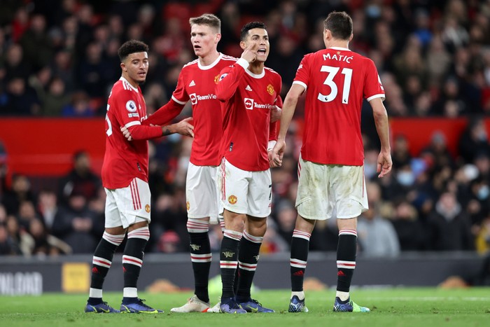 MANCHESTER, ENGLAND - JANUARY 03: Cristiano Ronaldo of Manchester United instructs Nemanja Matic of Manchester United during the Premier League match between Manchester United and Wolverhampton Wanderers at Old Trafford on January 03, 2022 in Manchester, England. (Photo by Clive Brunskill/Getty Images)