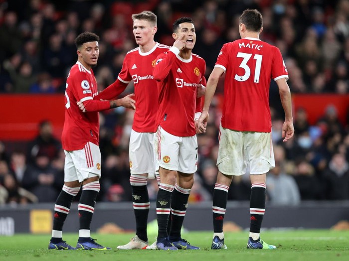 MANCHESTER, ENGLAND - JANUARY 03: Cristiano Ronaldo of Manchester United instructs Nemanja Matic of Manchester United during the Premier League match between Manchester United and Wolverhampton Wanderers at Old Trafford on January 03, 2022 in Manchester, England. (Photo by Clive Brunskill/Getty Images)