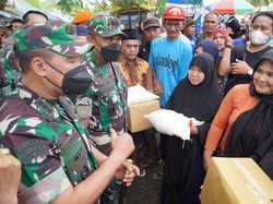 Tinjau Banjir Aceh Utara, Pangdam IM Serahkan 1 Ton Beras ke Pengungsi