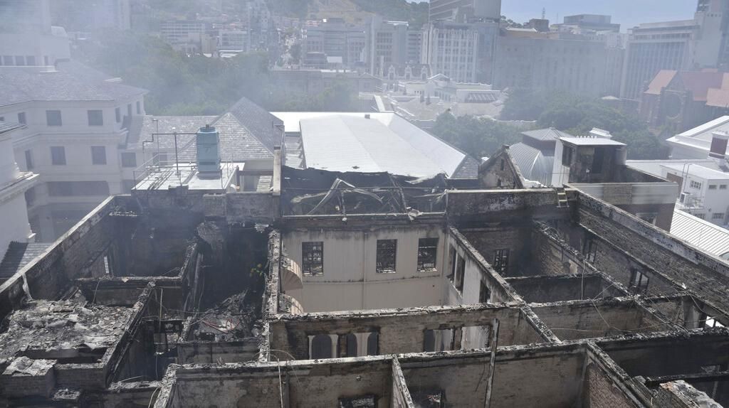 Penampakan Gedung Parlemen Afrika Selatan yang Hangus Dilalap Api Penampakan Gedung Parlemen Afrika Selatan yang Hangus Dilalap Api