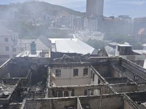 Penampakan Gedung Parlemen Afrika Selatan yang Hangus Dilalap Api