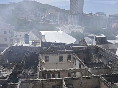 Penampakan Gedung Parlemen Afrika Selatan yang Hangus Dilalap Api