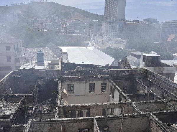 Penampakan Gedung Parlemen Afrika Selatan yang Hangus Dilalap Api