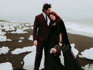 7 Foto Viral Pernikahan Dramatis Digelar di Danau Es, Pengantin Bergaun Hitam