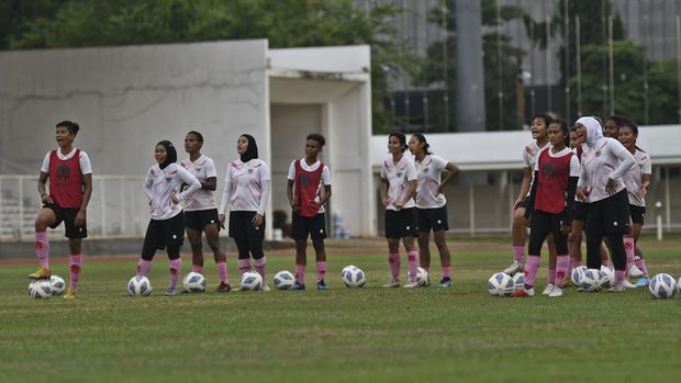 Sejumlah pesepak bola Timnas Putri Indonesia berlatih dalam pemusatan latihan di Stadion Madya, kompleks Stadion Utama Gelora Bung Karno (SUGBK), Senayan, Jakarta, Senin (3/1/2022). Pemusatan latihan tersebut sebagai persiapan untuk Piala Asia Wanita 2022 yang akan diadakan di India pada 20 Januari sampai 6 Februari 2022. ANTARA FOTO/Aditya Pradana Putra/rwa.