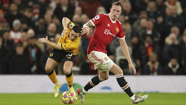 Phil Jones Manchester United's Phil Jones, right, challenges for the ball with Wolverhampton Wanderers' Daniel Podence during the English Premier League soccer match between Manchester United and Wolverhampton Wanderers at Old Trafford stadium in Manchester, England, Monday, Jan.3, 2022. (AP Photo/Dave Thompson)