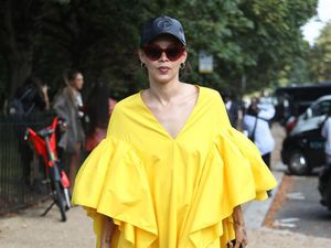 5 Tren Warna Baju 2022, Hijau Zamrud Hingga Kuning Mencolok 5 Tren Warna Baju 2022, Hijau Zamrud Hingga Kuning Mencolok