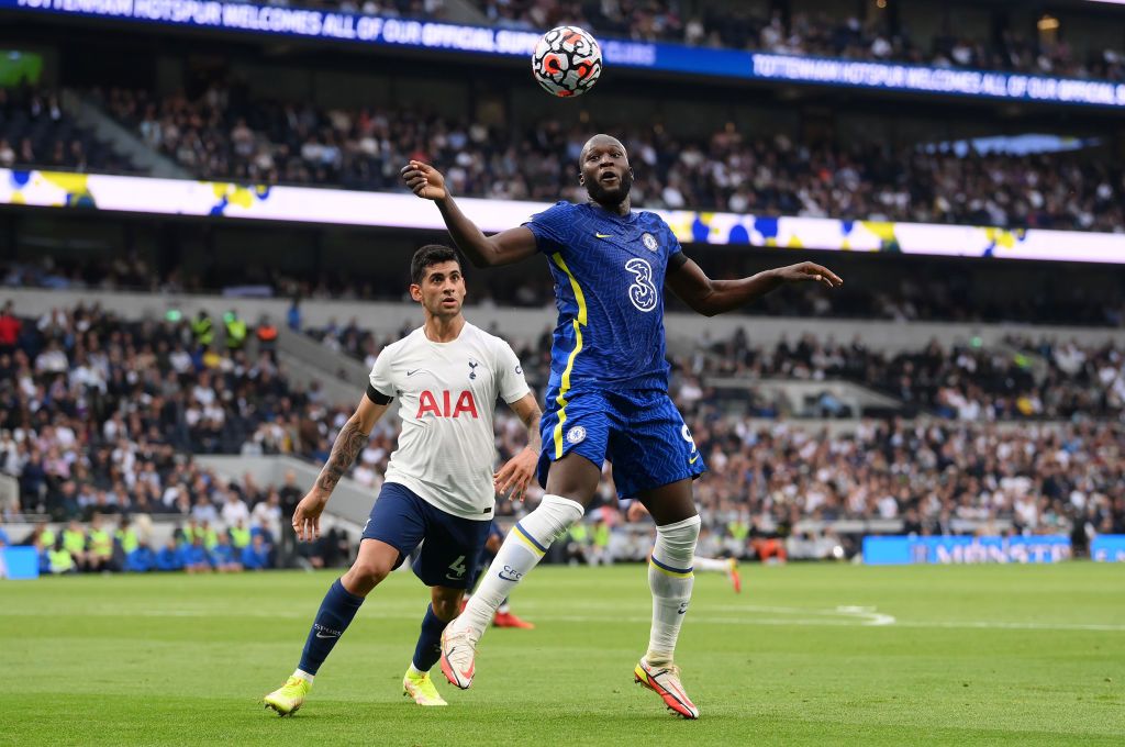 LONDON, ENGLAND - SEPTEMBER 19: Romelu Lukaku of Chelsea is challenged by Cristian Romero of Tottenham Hotspur during the Premier League match between Tottenham Hotspur and Chelsea at Tottenham Hotspur Stadium on September 19, 2021 in London, England. (Photo by Laurence Griffiths/Getty Images)