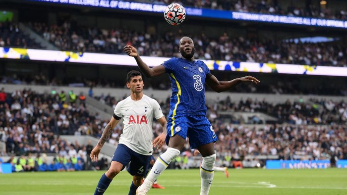 LONDON, ENGLAND - SEPTEMBER 19: Romelu Lukaku of Chelsea is challenged by Cristian Romero of Tottenham Hotspur during the Premier League match between Tottenham Hotspur and Chelsea at Tottenham Hotspur Stadium on September 19, 2021 in London, England. (Photo by Laurence Griffiths/Getty Images)