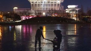 Saat Danau Membeku di Beijing Jadi Tempat Main Ice Skating