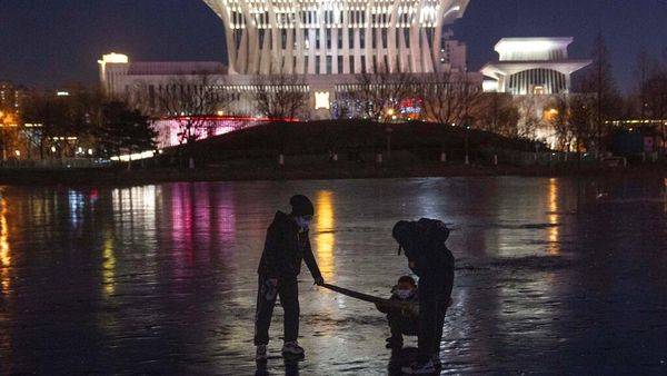Saat Danau Membeku di Beijing Jadi Tempat Main Ice Skating