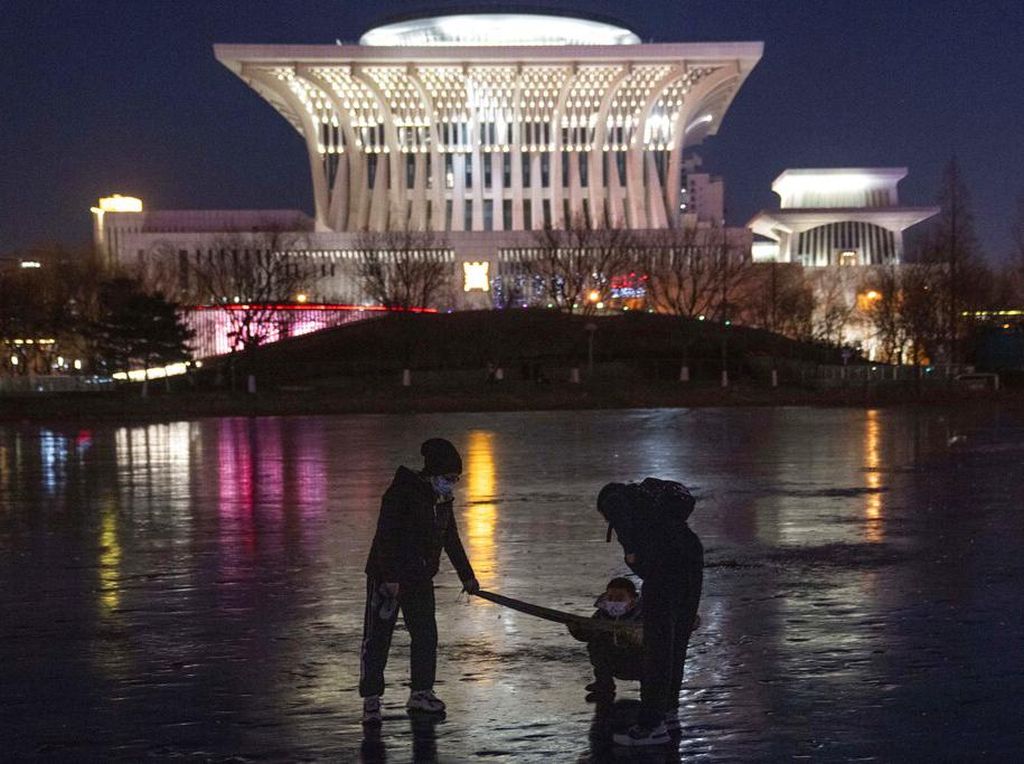 Saat Danau Membeku di Beijing Jadi Tempat Main Ice Skating