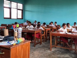 Malangnya Siswa Pelosok NTT: Masker Medis Cuci Kering hingga Tas Kresek