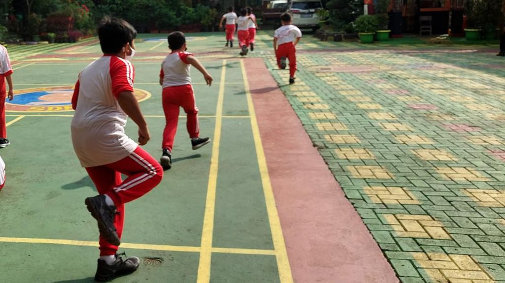6 Potret Sekolah Tatap Muka di SD,  Siswa Sudah Bisa Penjas di Lapangan