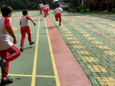 6 Potret Sekolah Tatap Muka di SD,  Siswa Sudah Bisa Penjas di Lapangan