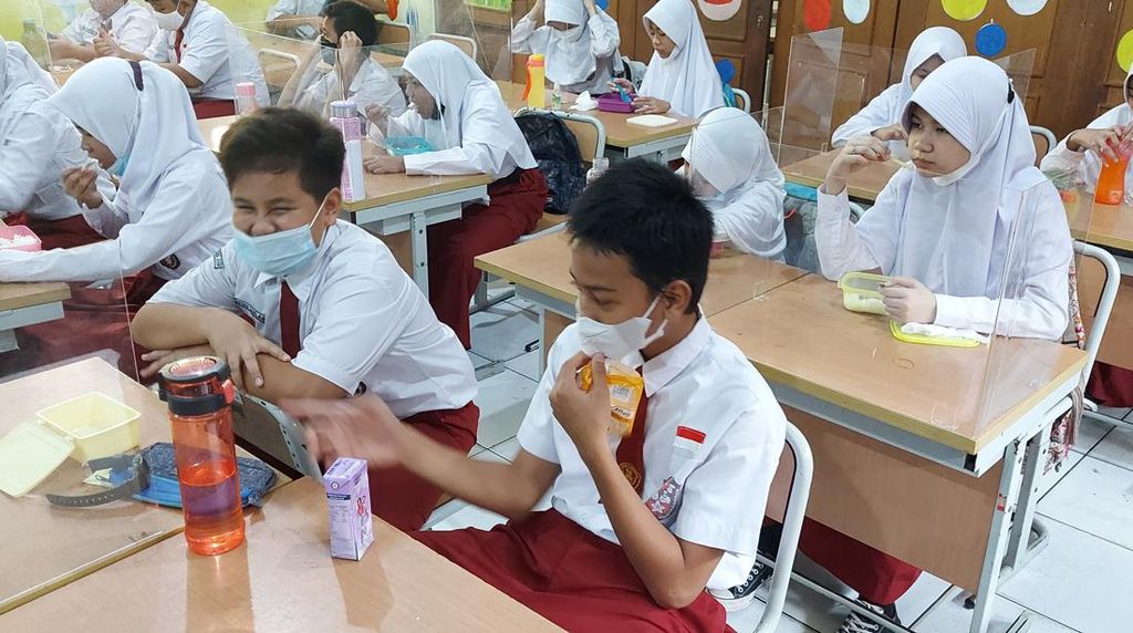 9 Momen Murid SDN Kebon Jeruk 08 Istirahat saat PTM 100% 9 Momen Murid SDN Kebon Jeruk 08 Istirahat saat PTM 100%