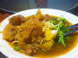 Ngantre Tahu Campur Pak Sadak Legendaris yang Habiskan 50 Kg Kikil Tiap Hari