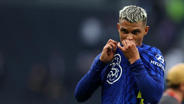 LONDON, ENGLAND - SEPTEMBER 19: Thiago Silva of Chelsea kisses the Chelsea badge on his shirt following victory in the Premier League match between Tottenham Hotspur and Chelsea at Tottenham Hotspur Stadium on September 19, 2021 in London, England. (Photo by Catherine Ivill/Getty Images)