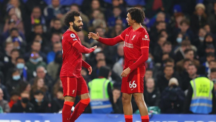 LONDON, ENGLAND - JANUARY 02: Mohamed Salah of Liverpool celebrates after scoring their sides second goal with Trent Alexander-Arnold during the Premier League match between Chelsea and Liverpool at Stamford Bridge on January 02, 2022 in London, England. (Photo by Catherine Ivill/Getty Images)