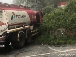 Mobil Pengangkut BBM Terperosok, Jalur Medan-Berastagi Tersendat