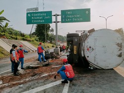 Hilang Kendali, Truk Pengangkut Campuran Batu Bara Terguling di Tol JORR