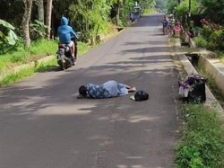 Viral Emak-emak Nekat Tiduran di Tengah Jalan agar Dagangannya Laku