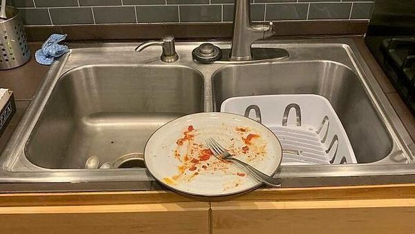 10 Potret Kebiasaan Makan Suami yang Bikin Istri Frustrasi!