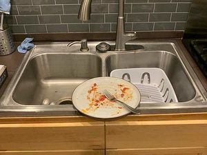 10 Potret Kebiasaan Makan Suami yang Bikin Istri Frustrasi!