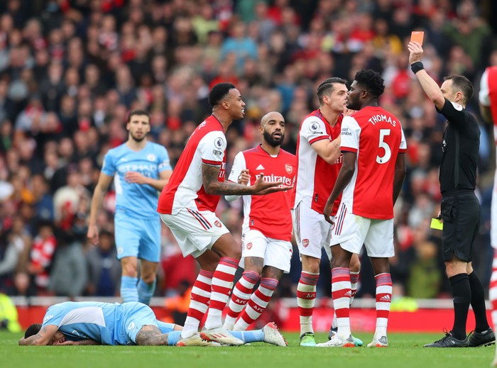 LONDON, ENGLAND - JANUARY 01: Gabriel Magalhaes of Arsenal is shown a second yellow card leading to a red card by Referee, Stuart Attwell for a foul on Gabriel Jesus of Manchester City during the Premier League match between Arsenal and Manchester City at Emirates Stadium on January 01, 2022 in London, England. (Photo by Catherine Ivill/Getty Images)