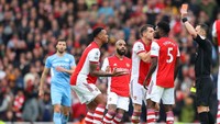 Dilansir dari The Sun, teranyar bek tengah Arsenal, Gabriel diganjar kartu merah dalam laga kontra Manchester City pada Sabtu (1/1) kemarin (Getty Images)
