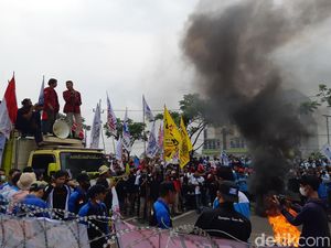 Tuntut Revisi UMK 2022, Buruh Minta Gubernur Banten Temui Massa Tuntut Revisi UMK 2022, Buruh Minta Gubernur Banten Temui Massa