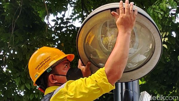 Perawatan Lampu Penerangan Jalan