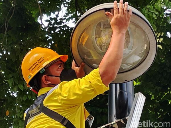 Perawatan Lampu Penerangan Jalan
