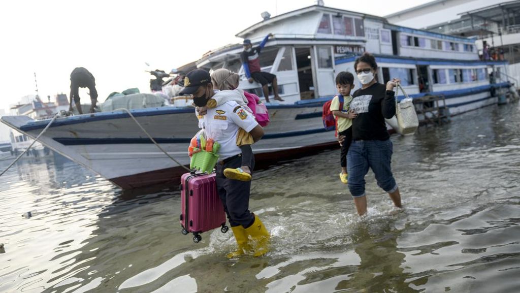 Banjir Rob Rendam Pelabuhan Kali Adem, Jakarta Utara