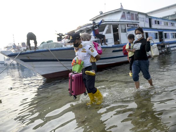 Banjir Rob Rendam Pelabuhan Kali Adem, Jakarta Utara