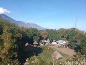 Unik! Warga Desa Ini Pel Lantai Rumah Pakai Kotoran Sapi, Ternyata Ini Alasannya Unik! Warga Desa Ini Pel Lantai Rumah Pakai Kotoran Sapi, Ternyata Ini Alasannya