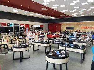 Jurus Jitu Erajaya Bersaing Secara Online Maupun Offline