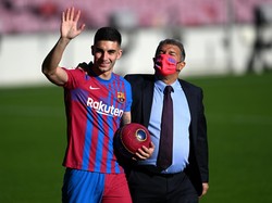 Pelatih Valencia Kritik Barca, Banyak Utang kok Belanja Gila-gilaan