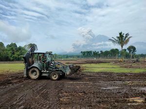 Penampakan Gunung Semeru Luncurkan Awan Panas Sejauh 5 Km