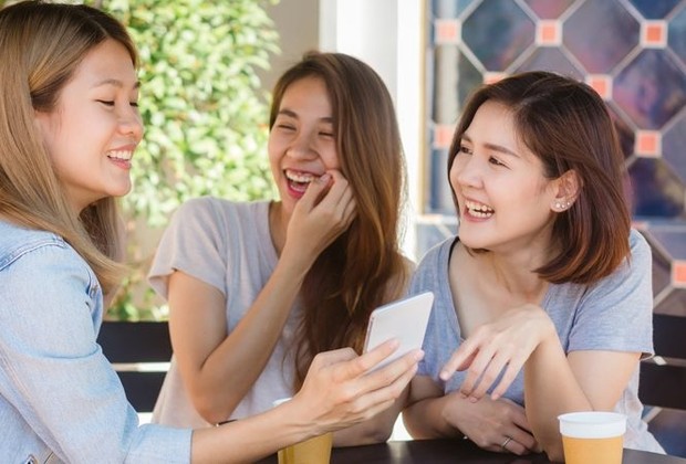 Ilustrasi tertawa bersama teman/ Foto: Freepik.com Ilustrasi tertawa bersama teman/ Foto: Freepik.com