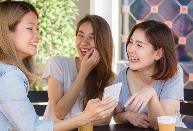 Ilustrasi tertawa bersama teman/ Foto: Freepik.com