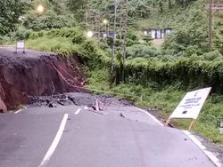 Jalan Minut-Bitung Terputus Akibat Longsor, Pemda Bangun Jalan Darurat