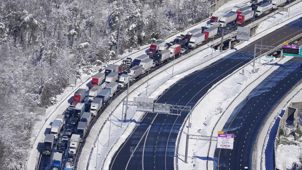 Badai Salju Bikin Kacau Jalanan di AS