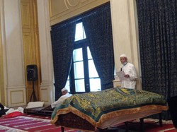 Disambut Isak Tangis, Jenazah Ibunda Chairul Tanjung Tiba di Rumah Duka