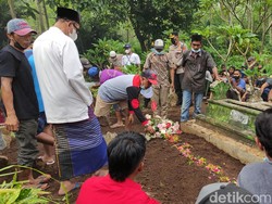 Jenazah TKI Asal Lumajang yang Tenggelam di Malaysia Dimakamkan
