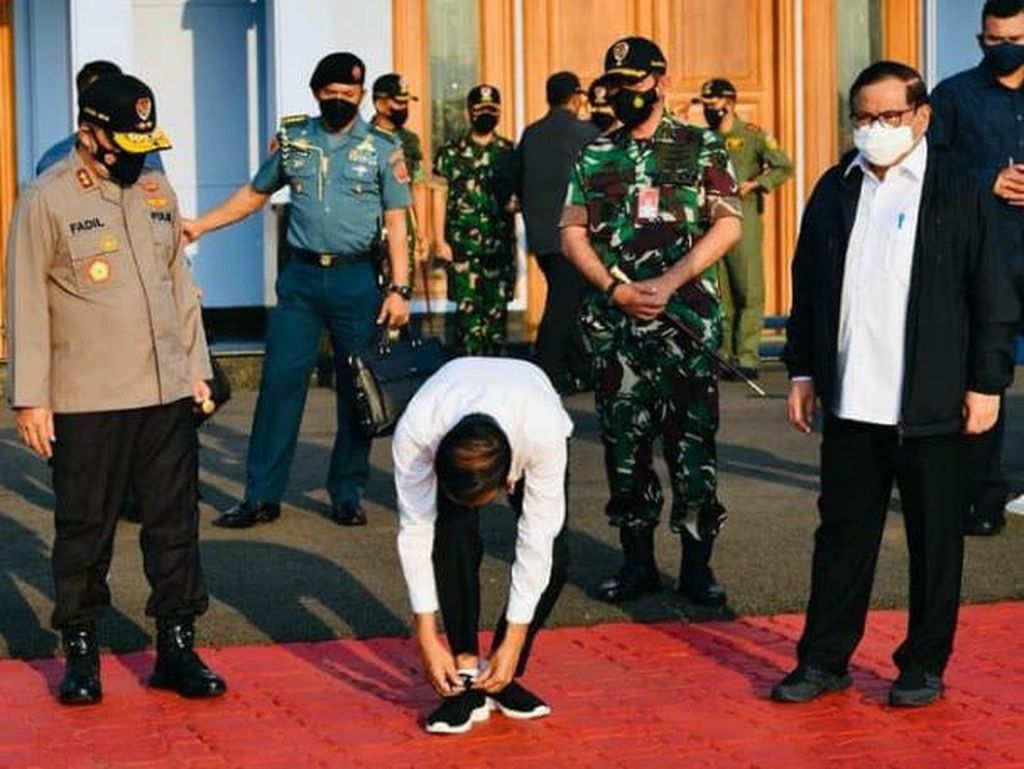 Jokowi Eratkan Tali Sepatu, Ganjar Siap Menunggu...