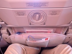 Pramugari Beberkan Betapa Joroknya Kantung di Kursi Pesawat