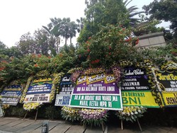 Ibunda Chairul Tanjung Wafat, Karangan Bunga Banjiri Rumah Duka