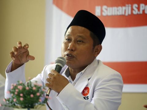 Komedian Sunarji atau yang dikenal dengan nama Narji Cagur menyampaikan orasi politik pertamanya usai resmi bergabung dengan Partai Keadilan Sejahtera (PKS) di Serpong, Tangerang Selatan, Banten, Rabu (5/1/2022). Tujuan komedian asal betawi tersebut terjun ke dunia politik adalah untuk mengabdi kepada bangsa dan negara lewat partai politik. ANTARA FOTO/Muhammad Iqbal/wsj.