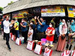 Jokowi Bagi-bagi Duit ke Pedagang Pasar Purwodadi